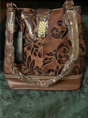 NWT Odessa ALL LEATHER Embossed Bag with Gold Accent. Zippered compartments!